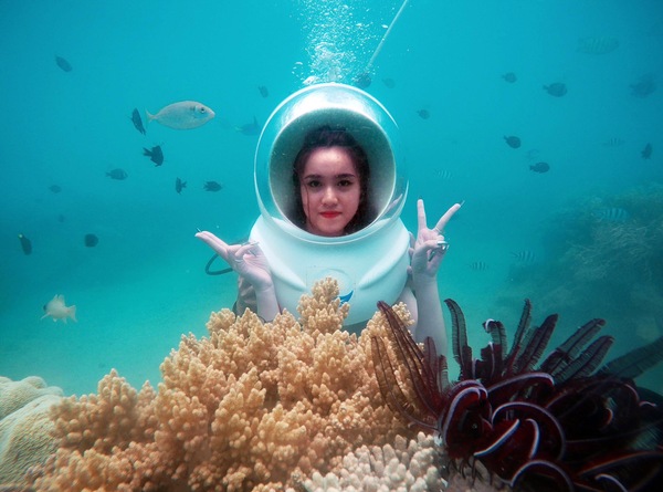 Du khách thích thú chiêm ngưỡng khung cảnh dưới biển Nha Trang