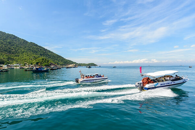 Đi cano ra đảo mất 20 phút