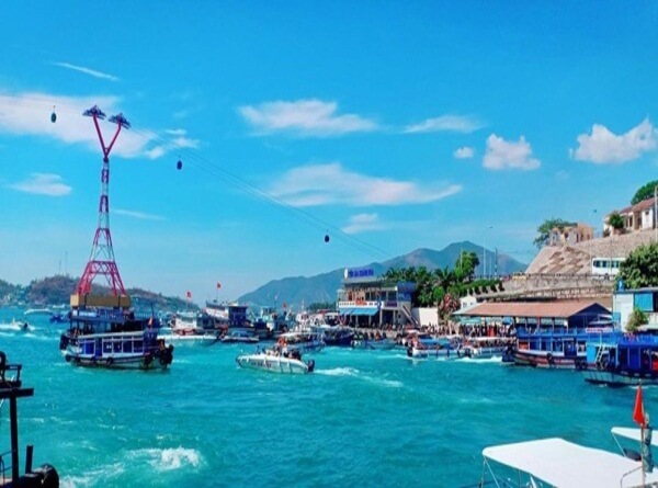 Cáp treo đi qua đảo Hòn Tre