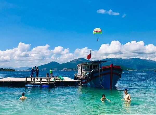 Đi tàu gỗ đến vịnh San Hô - Nha Trang