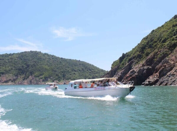 Đi cano đến vịnh San Hô tại Nha Trang