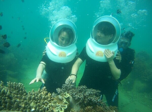 Đi bộ dưới đáy biển ở vịnh San Hô