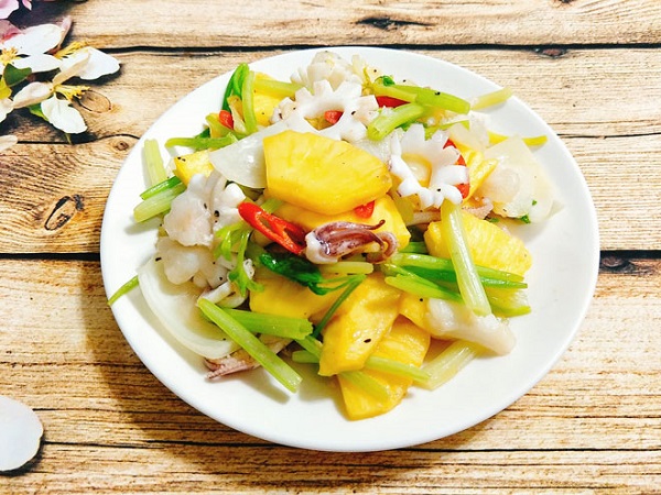 Món mực xào chua ngọt làm nức lòng thực khách đi Tour đi bộ dưới biển Nha Trang