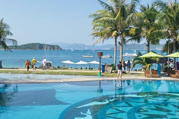 Hòn Tằm là địa điểm thu hút đông đảo khách du lịch